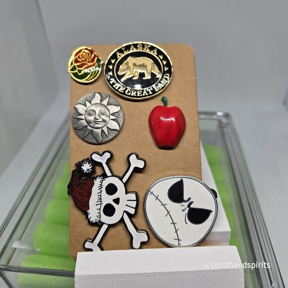 Lot of 18 Vintage Brooches Tac Pins Wide Variety Plastic Metal Wood Patriotic - Picture 5 of 14